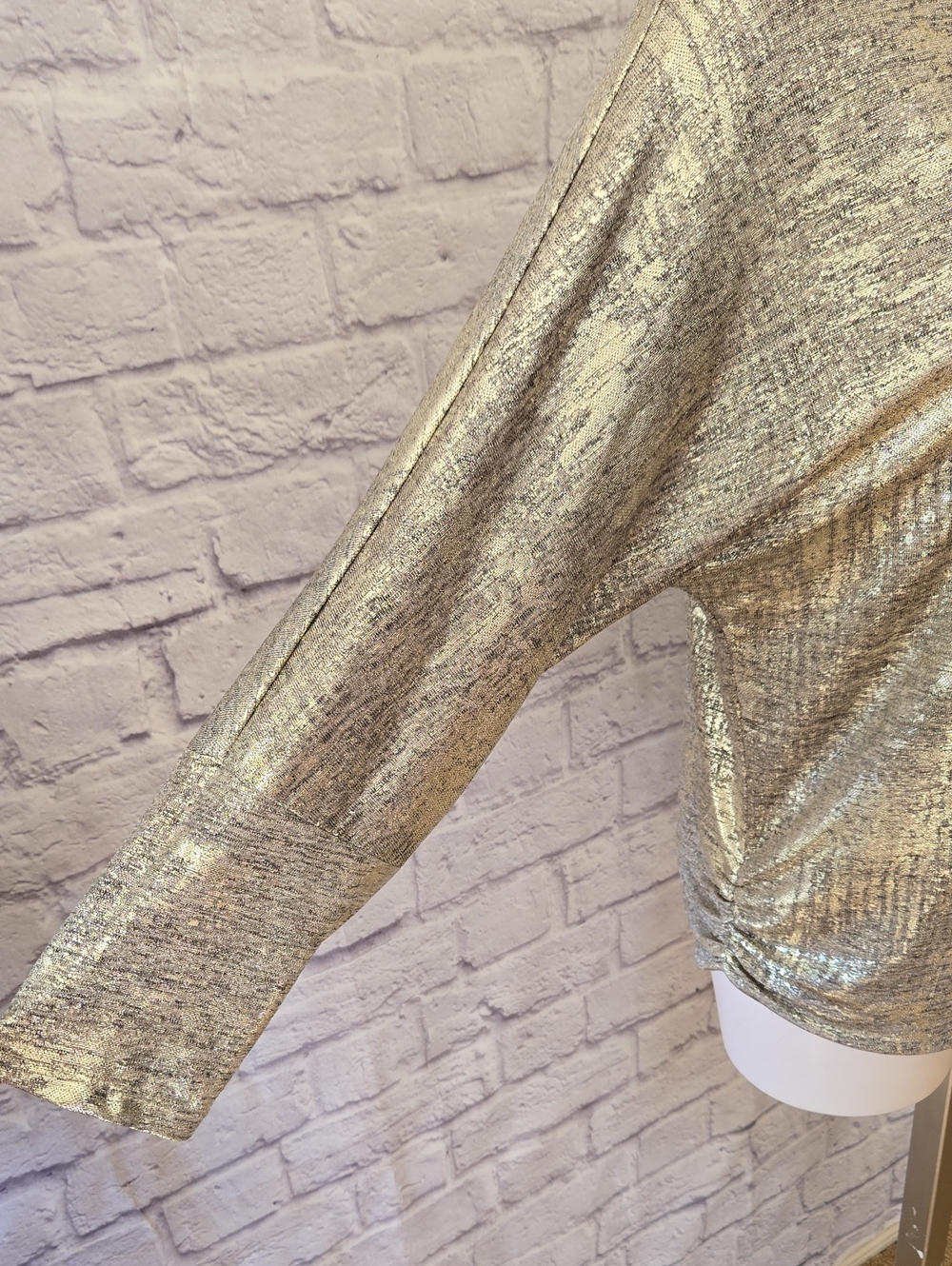 Frank Lyman Gold Metallic Rhinestone V-Neck Top – Size 14 ✨ - Picture 4 of 9